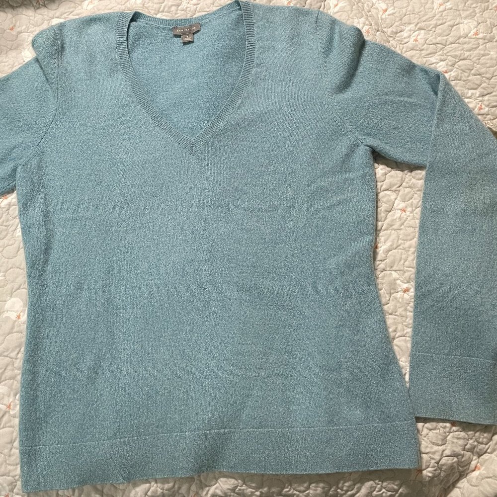 Ann Taylor 100% Cashmere V neck sweater in heathered aqua blue, Great Cond S